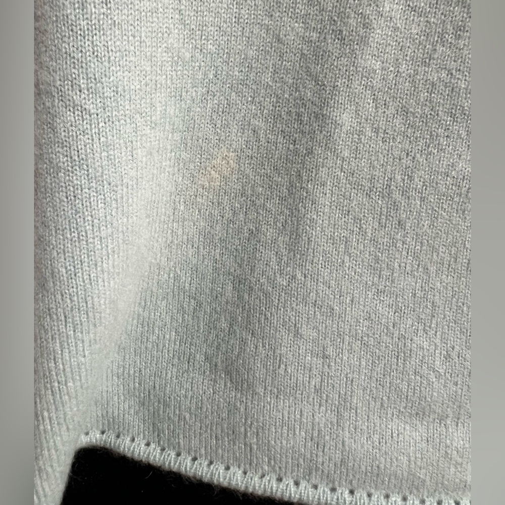 Loro Piana v-neck cashmere sweater size 44. - Picture 2 of 6